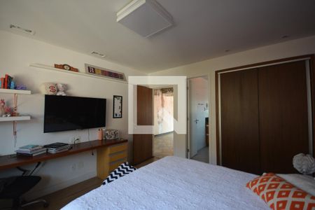 Casa à venda com 300m², 4 quartos e 2 vagasQuarto 3 Suíte