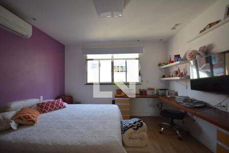 Casa à venda com 300m², 4 quartos e 2 vagasQuarto 3 Suíte