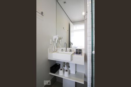 Banheiro  de kitnet/studio para alugar com 1 quarto, 25m² em Vila Nova Conceição, São Paulo