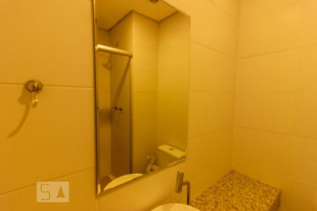 Banheiro de kitnet/studio para alugar com 1 quarto, 26m² em Granja Viana, Cotia