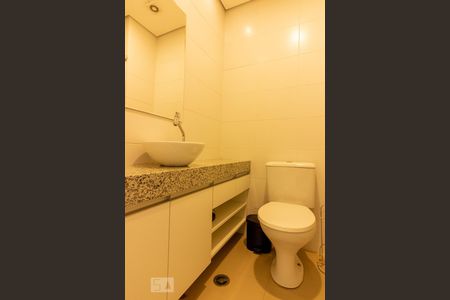 Banheiro de kitnet/studio para alugar com 1 quarto, 26m² em Granja Viana, Cotia