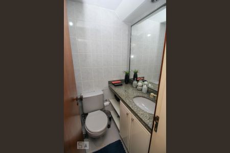 Apartamento à venda com 98m², 2 quartos e 1 vaga Apartamento à venda com 98m², 2 quartos e 1 vagaBanheiro Social