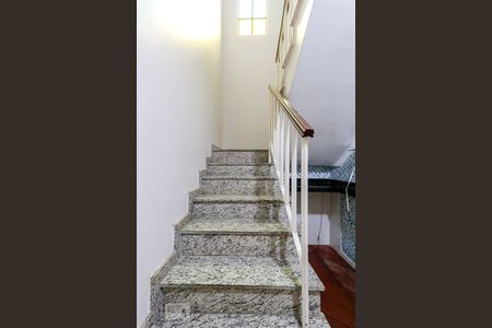 Escadas Quartos de casa para alugar com 4 quartos, 150m² em Vila Irmaos Arnoni, São Paulo