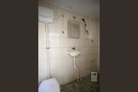 Banheiro de casa para alugar com 1 quarto, 30m² em Km 18, Osasco