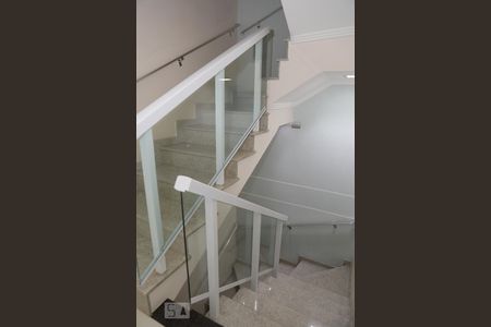 Casa à venda com 282m², 3 quartos e 6 vagasEscada de acesso interno