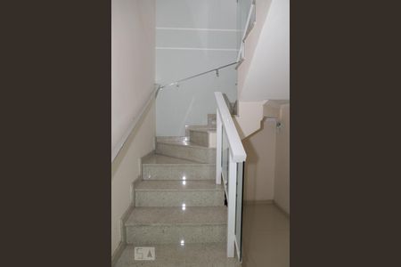 Casa à venda com 282m², 3 quartos e 6 vagasEscada de acesso interno