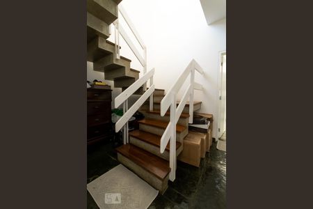 Casa de condomínio à venda com 540m², 5 quartos e 4 vagasEscada