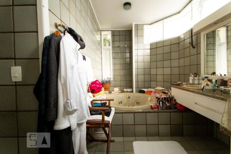 Casa de condomínio à venda com 540m², 5 quartos e 4 vagasBanheiro da Suíte 1