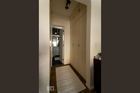 Casa de condomínio à venda com 540m², 5 quartos e 4 vagasCloset da Suíte 3