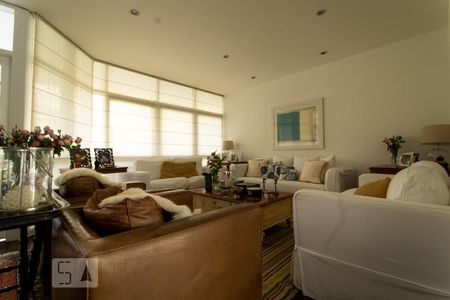 Casa de condomínio à venda com 540m², 5 quartos e 4 vagasSala