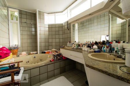 Casa de condomínio à venda com 540m², 5 quartos e 4 vagasBanheiro da Suíte 1