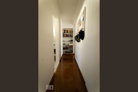 Casa de condomínio à venda com 540m², 5 quartos e 4 vagasCorredor da Suíte 2