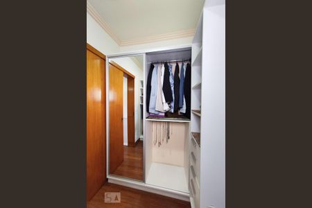 Casa à venda com 280m², 3 quartos e 2 vagas Casa à venda com 280m², 3 quartos e 2 vagasCloset da Suíte