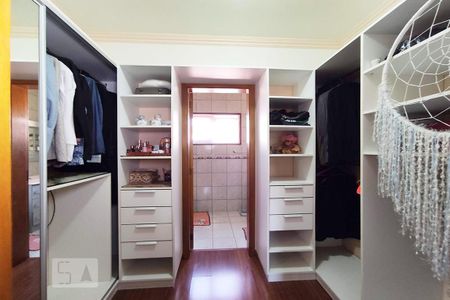Casa à venda com 280m², 3 quartos e 2 vagas Casa à venda com 280m², 3 quartos e 2 vagasCloset da Suíte