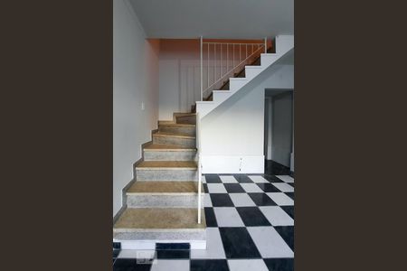 Casa à venda com 182m², 2 quartos e 2 vagasEscada