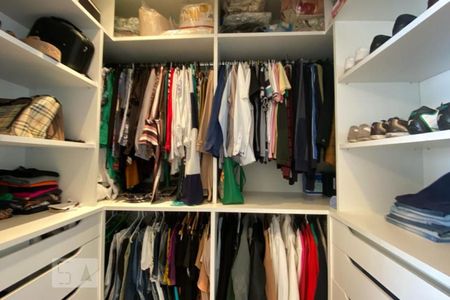 Apartamento à venda com 104m², 2 quartos e 2 vagasCloset da suíte 1
