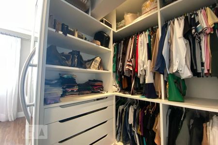 Apartamento à venda com 104m², 2 quartos e 2 vagasCloset da suíte 1