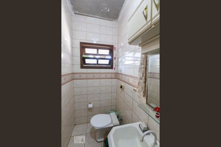 Banheiro de casa à venda com 5 quartos, 200m² em Nonoai, Porto Alegre