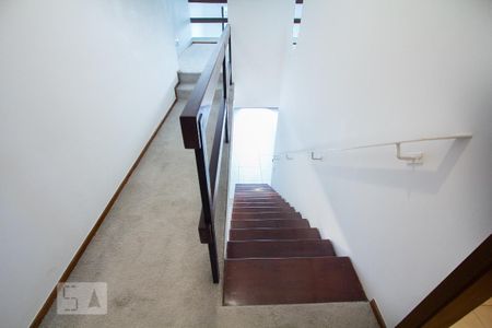 Apartamento para alugar com 75m², 1 quarto e 1 vaga Apartamento para alugar com 75m², 1 quarto e 1 vagaEscada