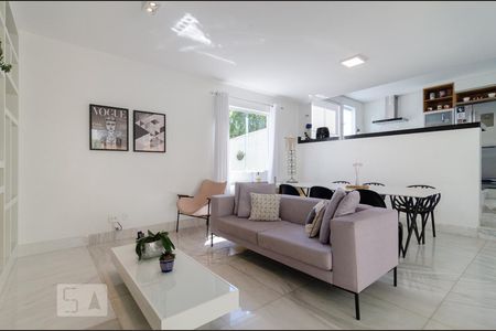 Casa de condomínio para alugar com 190m², 3 quartos e 2 vagas Casa de condomínio para alugar com 190m², 3 quartos e 2 vagasSala