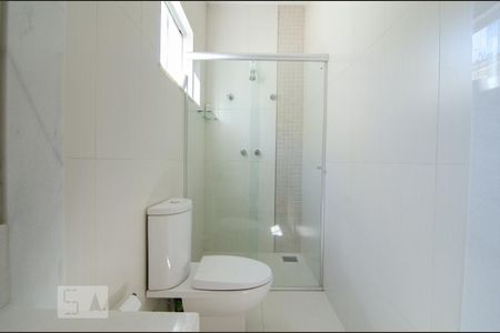 Casa de condomínio para alugar com 190m², 3 quartos e 2 vagas Casa de condomínio para alugar com 190m², 3 quartos e 2 vagasBanheiro da Suite 1