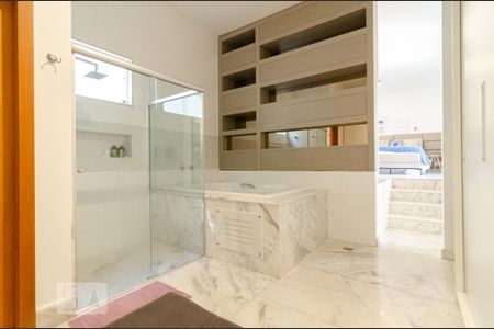 Casa de condomínio para alugar com 190m², 3 quartos e 2 vagas Casa de condomínio para alugar com 190m², 3 quartos e 2 vagasBanheiro da Suíte Master