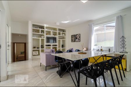 Casa de condomínio para alugar com 190m², 3 quartos e 2 vagas Casa de condomínio para alugar com 190m², 3 quartos e 2 vagasSala