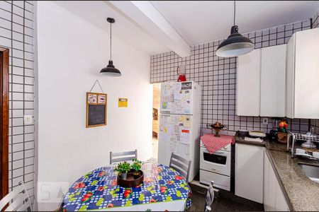 Casa à venda com 227m², 8 quartos e 3 vagasCozinha 