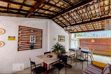 Casa à venda com 227m², 8 quartos e 3 vagasGaragem