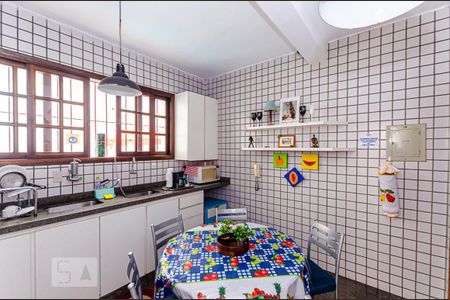 Casa à venda com 227m², 8 quartos e 3 vagasCozinha 