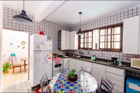 Casa à venda com 227m², 8 quartos e 3 vagasCozinha 