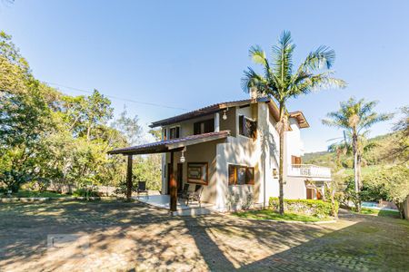 Casa à venda com 320m², 5 quartos e 3 vagasFachada