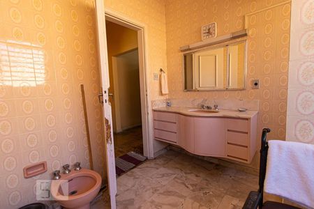 Casa à venda com 385m², 4 quartos e 3 vagasBanheiro da Suíte 1