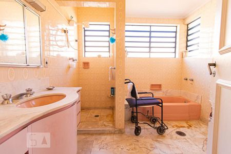 Casa à venda com 385m², 4 quartos e 3 vagasBanheiro da Suíte 1