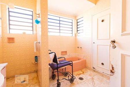 Casa à venda com 385m², 4 quartos e 3 vagasBanheiro da Suíte 1