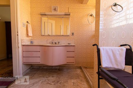 Casa à venda com 385m², 4 quartos e 3 vagasBanheiro da Suíte 1