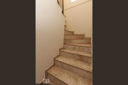 Casa à venda com 230m², 6 quartos e 2 vagasEscada