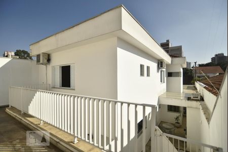 Casa para alugar com 240m², 3 quartos e 4 vagasFachada posterior