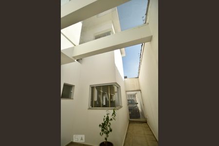 Casa para alugar com 240m², 3 quartos e 4 vagasFachada posterior e lateral