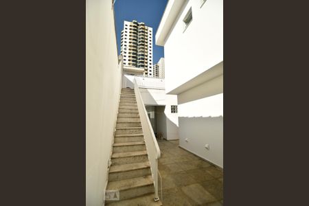 Casa para alugar com 240m², 3 quartos e 4 vagasEscada para o terraço