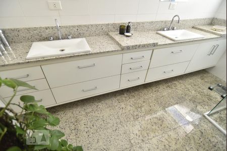 Casa para alugar com 240m², 3 quartos e 4 vagasBanheiro da suite 1