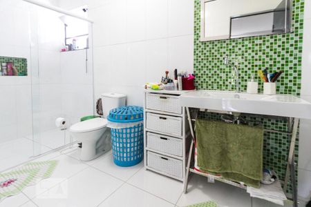 Casa à venda com 225m², 3 quartos e 2 vagas Casa à venda com 225m², 3 quartos e 2 vagasBanheiro de Suite