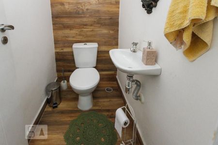 Casa à venda com 225m², 3 quartos e 2 vagas Casa à venda com 225m², 3 quartos e 2 vagasBanheiro