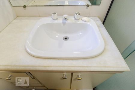 Apartamento à venda com 187m², 4 quartos e 3 vagasBanheiro da suíte