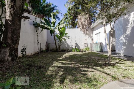 Casa à venda com 220m², 3 quartos e 2 vagasÁrea de Serviço / Fundos