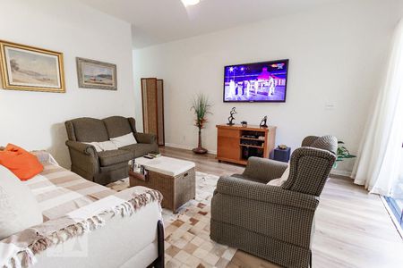 Casa à venda com 220m², 3 quartos e 2 vagasSala de TV