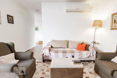 Casa à venda com 220m², 3 quartos e 2 vagasSala de TV