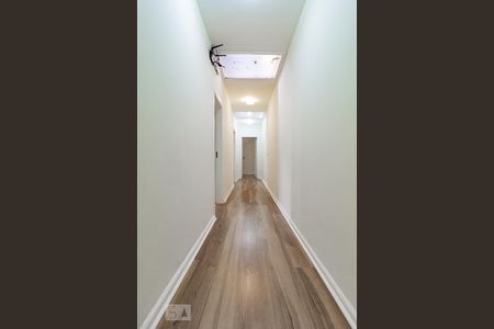 Casa à venda com 220m², 3 quartos e 2 vagasCorredor