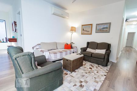 Casa à venda com 220m², 3 quartos e 2 vagasSala de TV