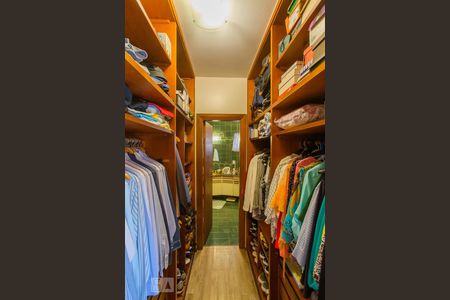 Casa à venda com 400m², 4 quartos e 4 vagasCloset da Suite 01